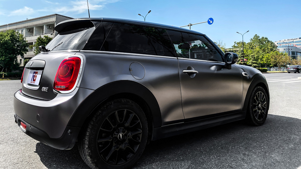 下面请欣赏路虎揽胜改色贴膜效果完美始于每一细节 精彩源于无限创意