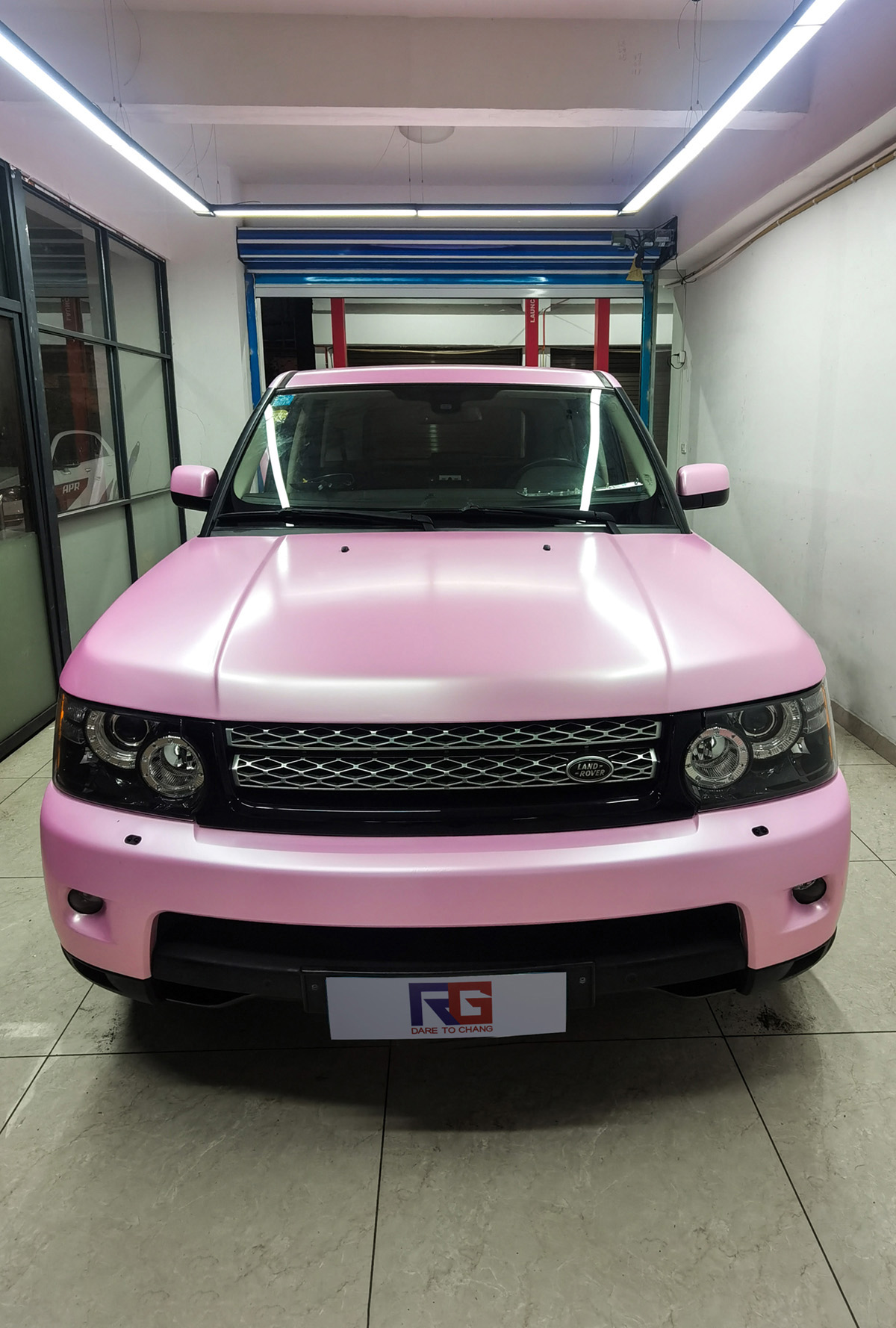 今天我们的主角是一台装贴了rg汽车改色膜电光系列电光樱花粉,下面请