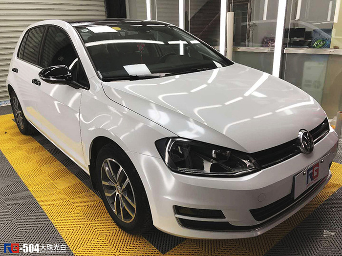 大众高尔夫改色贴膜珠光白案例 英国rg瑞集汽车改色膜广东汕尾加盟店
