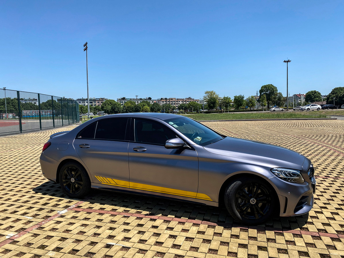 下面请欣赏奔驰c180改色贴膜效果完美始于每一细节 精彩源于无限创意