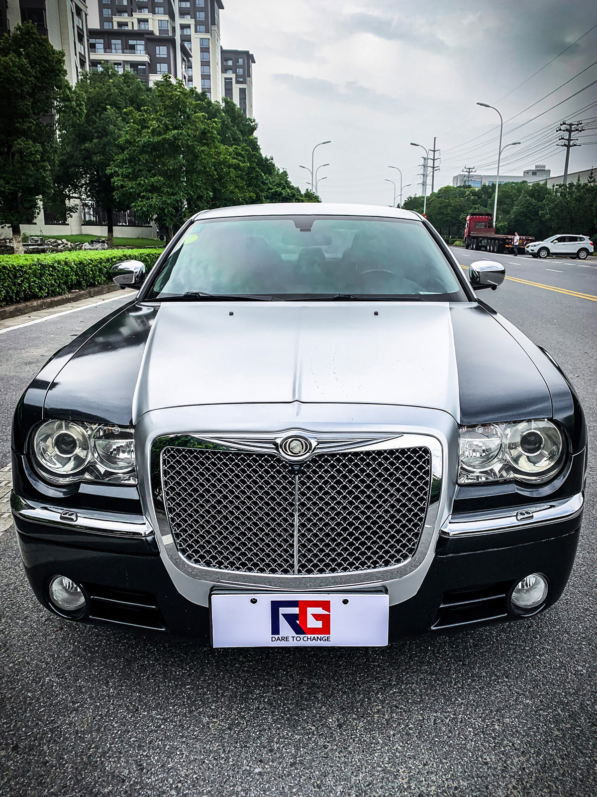 克莱斯勒300c车身改色电光银 大珠光黑 rg瑞集改色膜浙江湖州加盟电