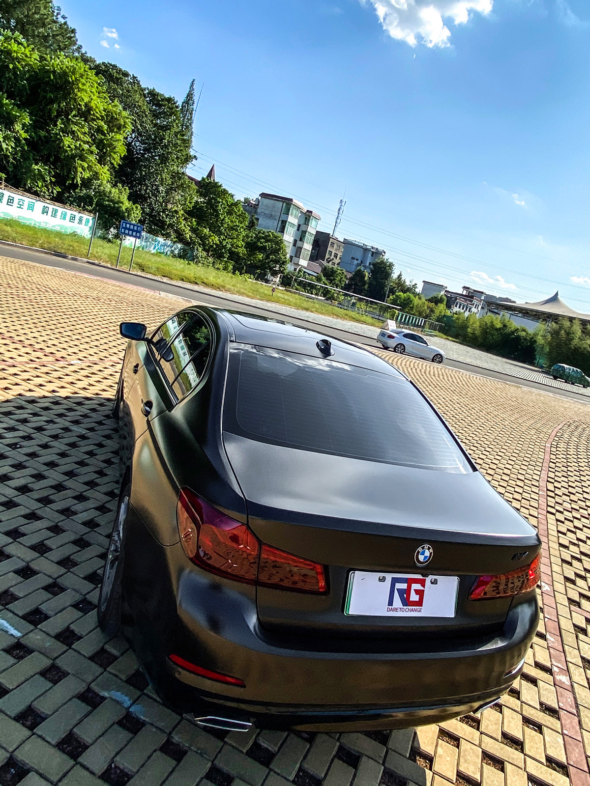 今天我们的主角是一台装贴了rg汽车改色膜电光系列电光黑,下面请欣赏