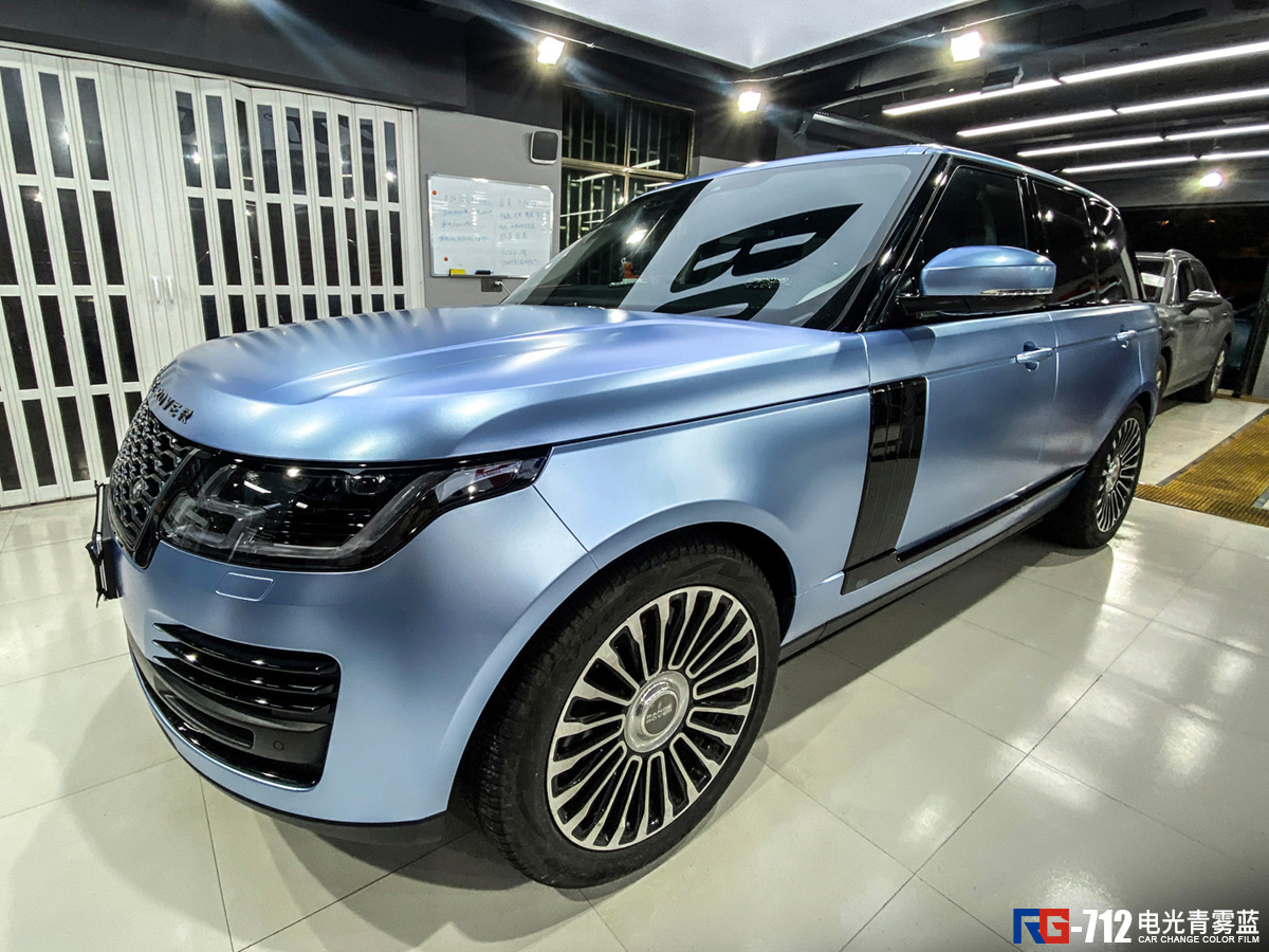 电光青雾蓝,下面请欣赏路虎揽胜改色贴膜效果完美始于每一细节 精彩