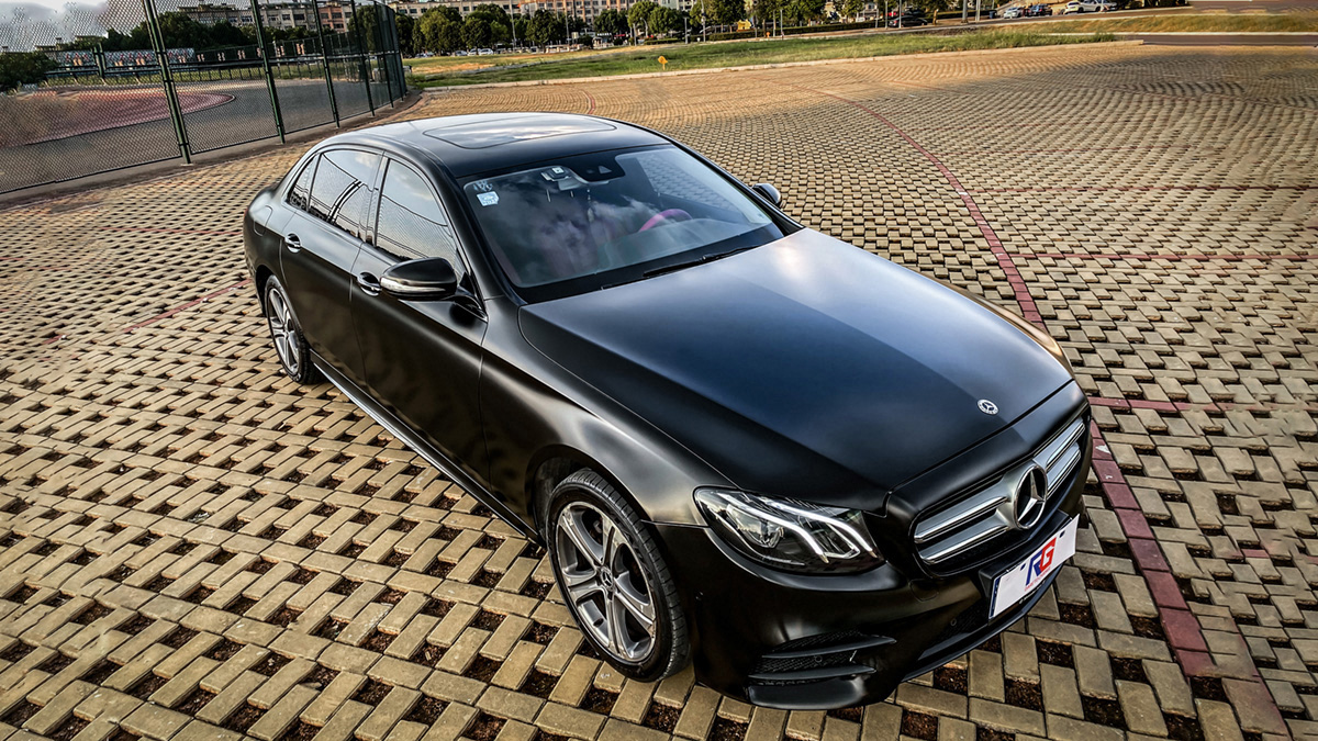 今天我们的主角是一台装贴了rg汽车改色膜电光系列电光金属黑,下面请