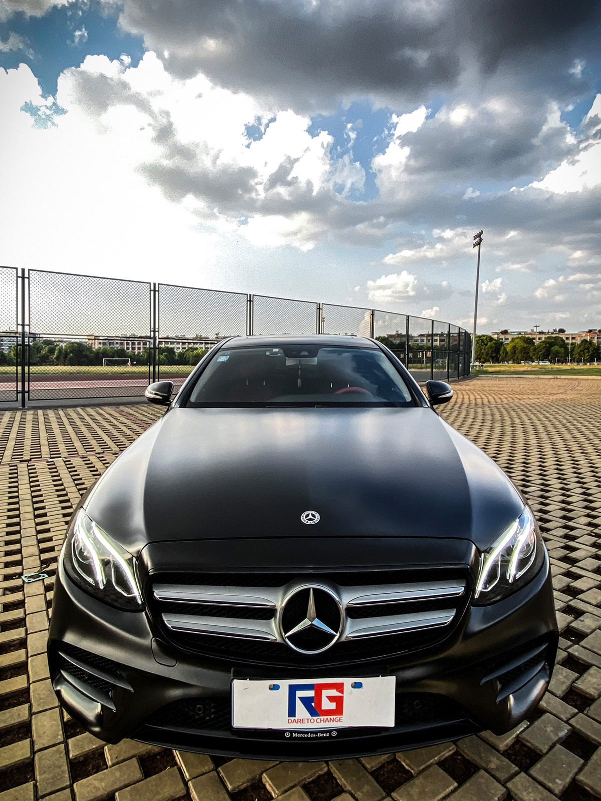 今天我们的主角是一台装贴了rg汽车改色膜电光系列电光金属黑,下面请