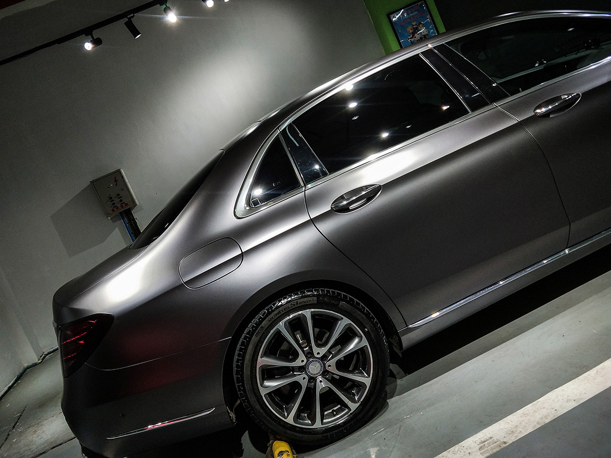 奔驰e300车身改色电光太空灰rg瑞集改色膜陕西西安加盟店出品