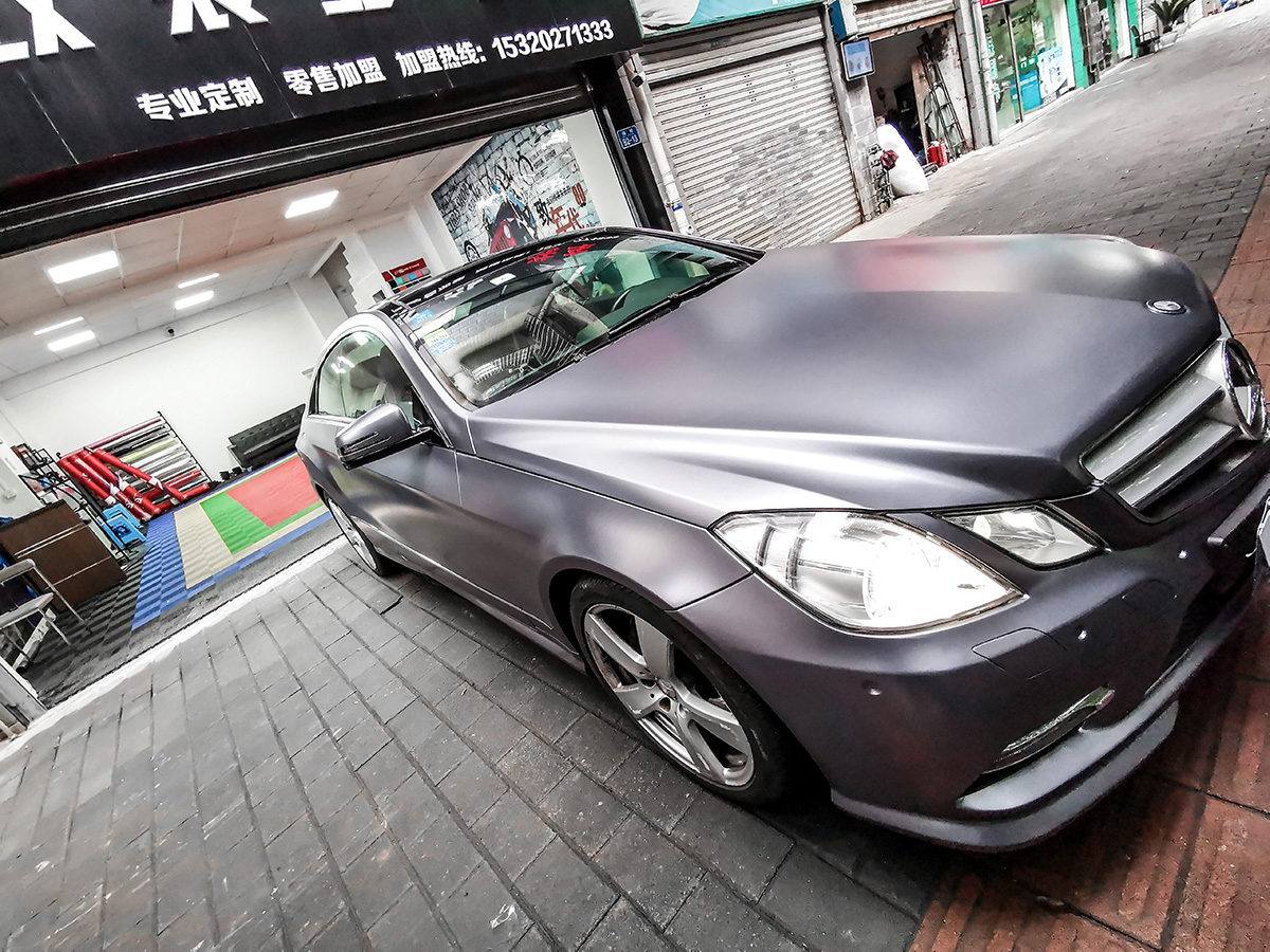 奔驰e200车身改色电光钛灰rg瑞集改色膜重庆渝北加盟店出品