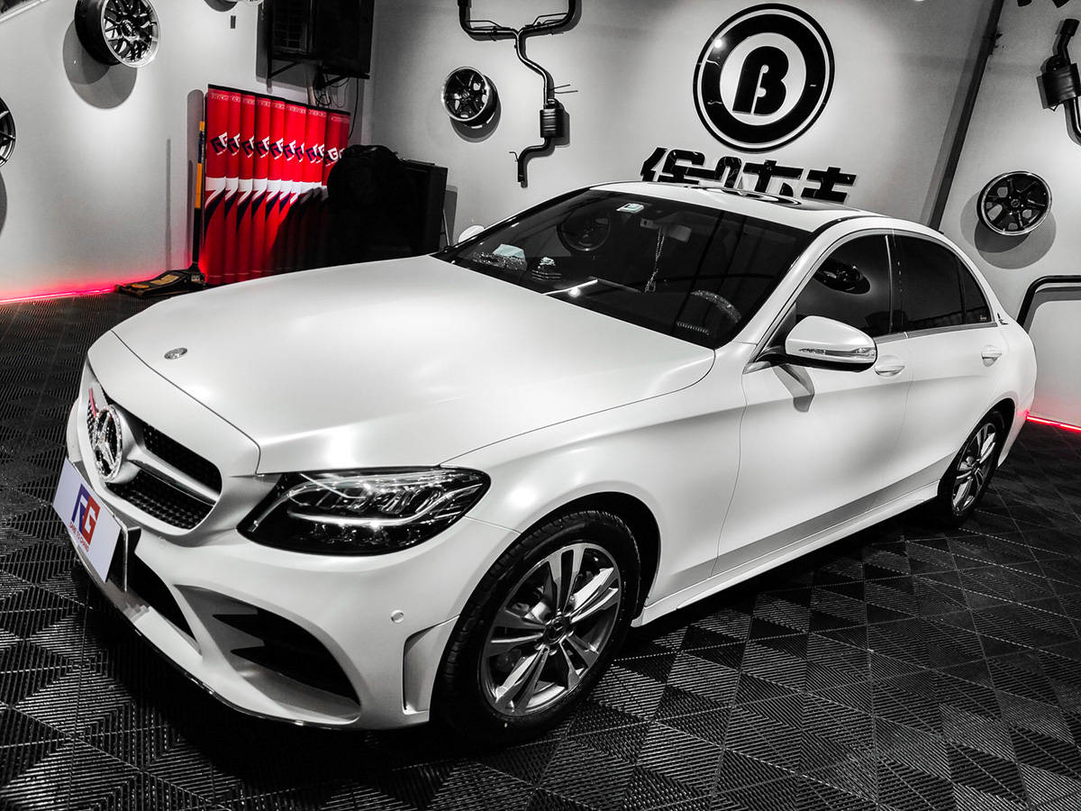 电光白,下面请欣赏奔驰c200改色贴膜效果完美始于每一细节 精彩源于