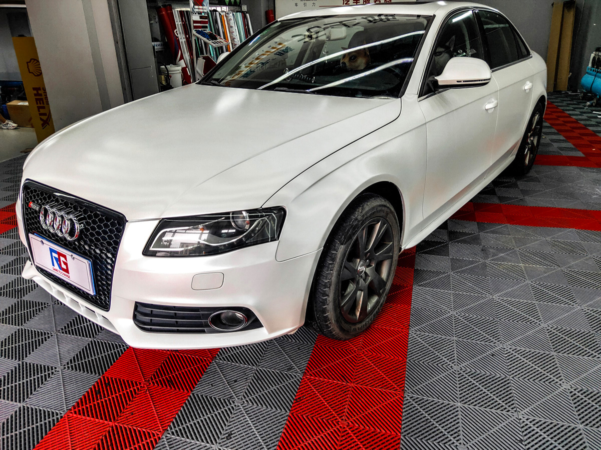 奥迪a4车身改色电光白rg瑞集改色膜厦门湖里加盟店出品
