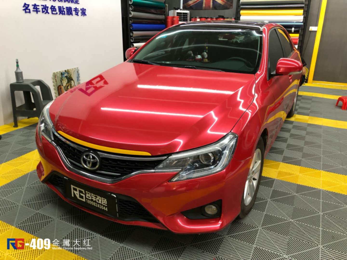 丰田锐志贴膜改色金属红 英国rg名车改色汕头加盟店出品